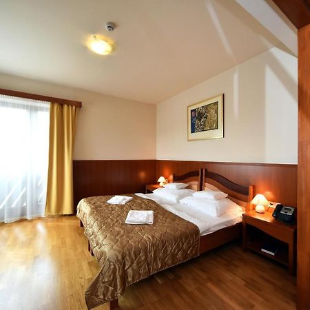 Hotel Kumania Kisujszallas Экстерьер фото