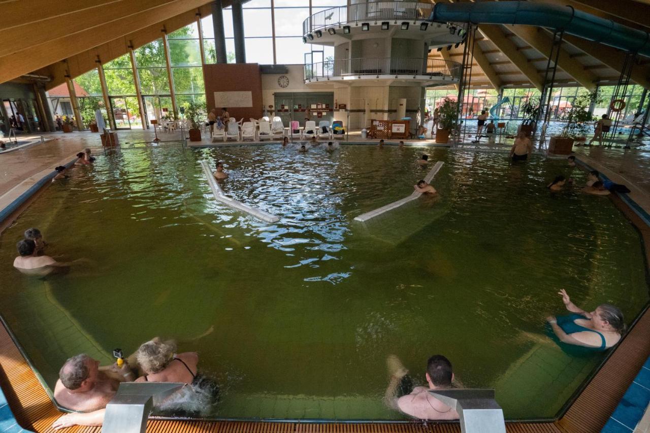 Hotel Kumania Kisujszallas Экстерьер фото