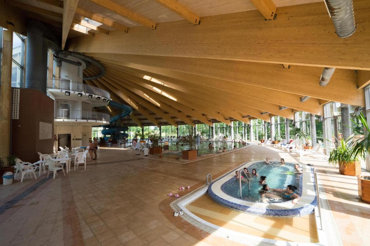 Hotel Kumania Kisujszallas Экстерьер фото