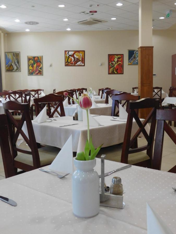 Hotel Kumania Kisujszallas Экстерьер фото