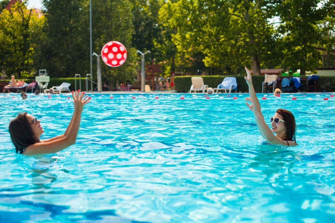 Hotel Kumania Kisujszallas Экстерьер фото