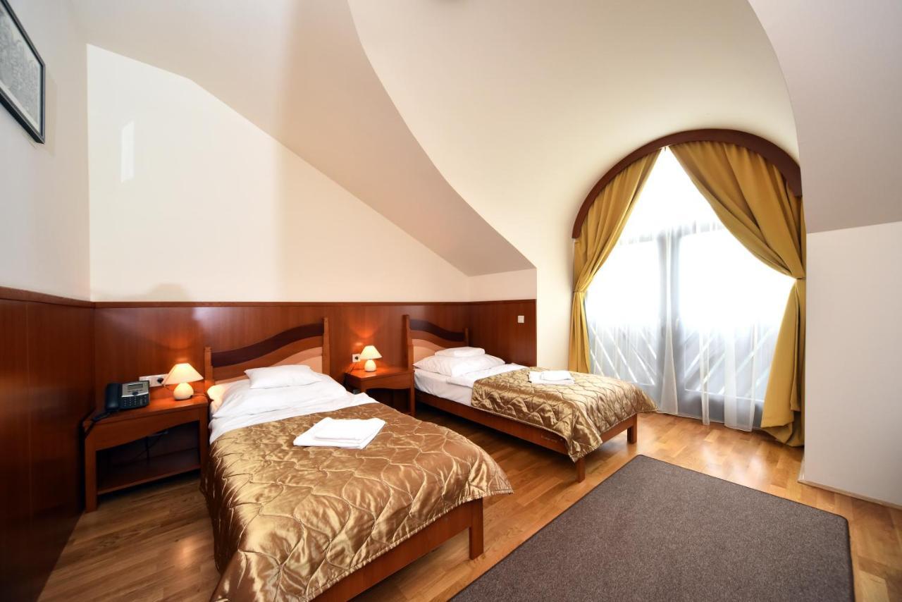 Hotel Kumania Kisujszallas Экстерьер фото