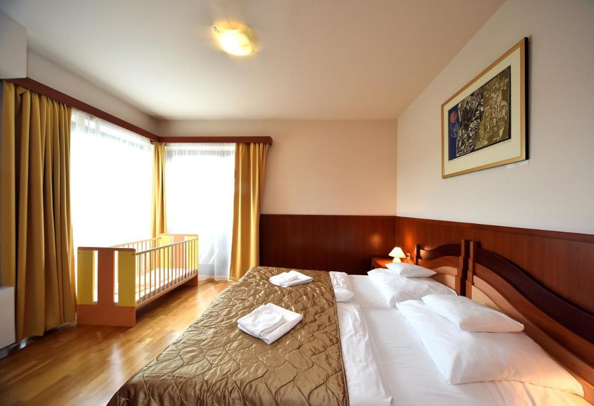 Hotel Kumania Kisujszallas Экстерьер фото