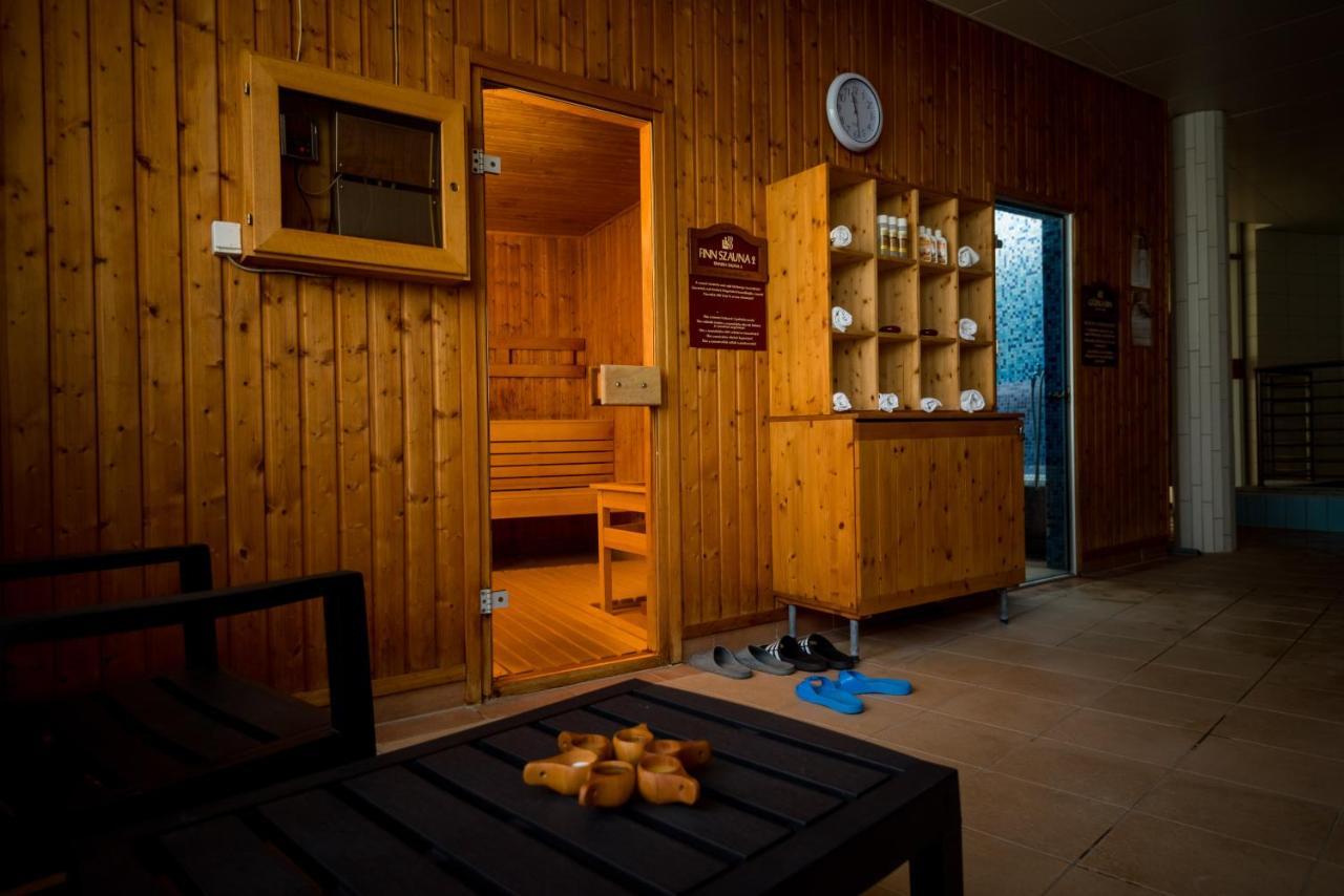 Hotel Kumania Kisujszallas Экстерьер фото