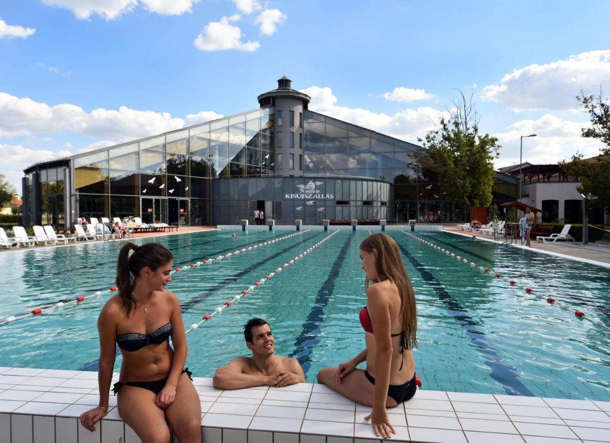 Hotel Kumania Kisujszallas Экстерьер фото
