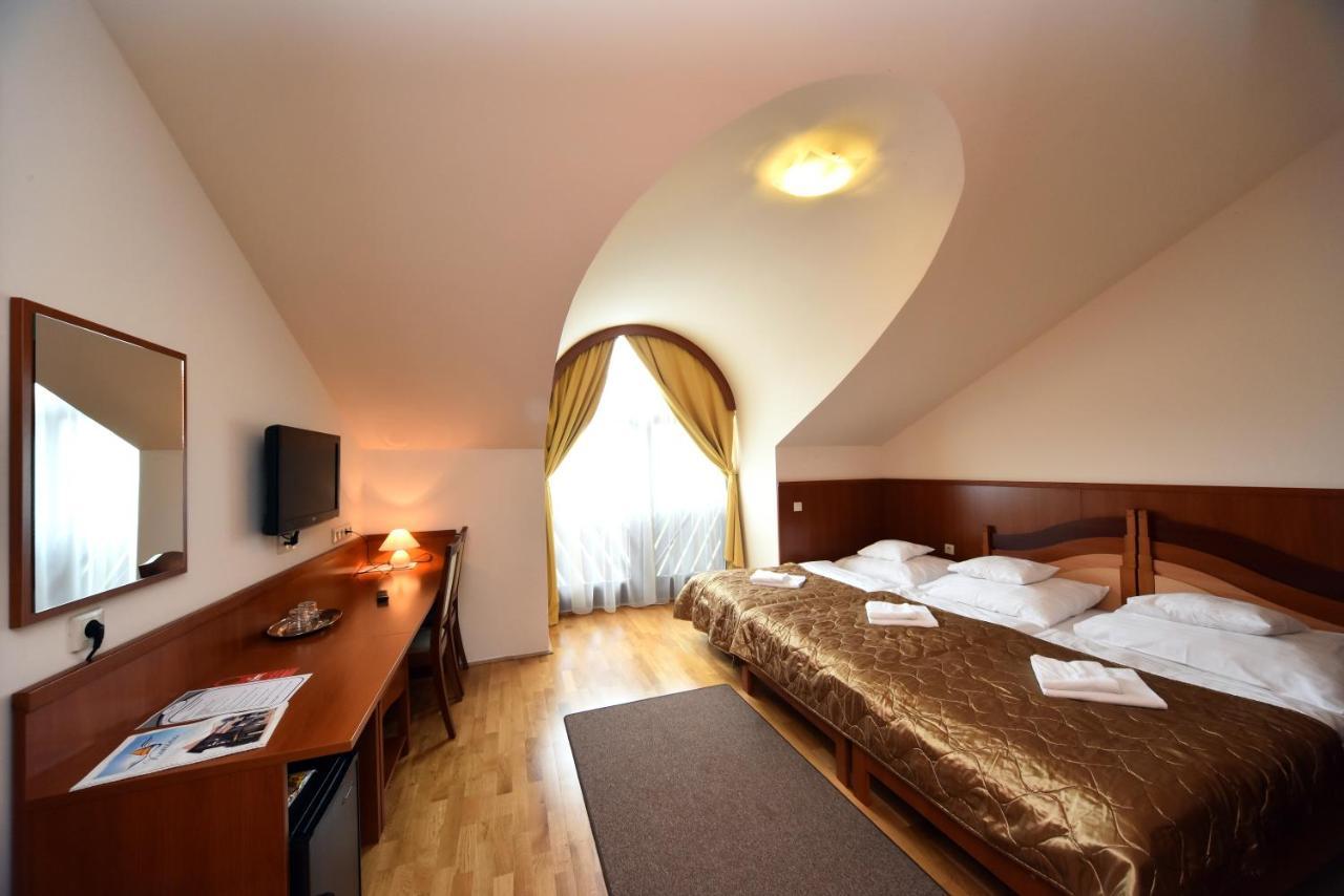 Hotel Kumania Kisujszallas Экстерьер фото