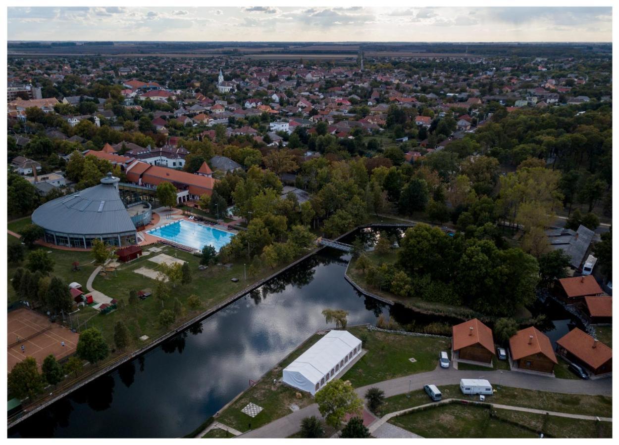 Hotel Kumania Kisujszallas Экстерьер фото