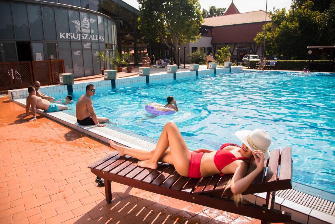 Hotel Kumania Kisujszallas Экстерьер фото