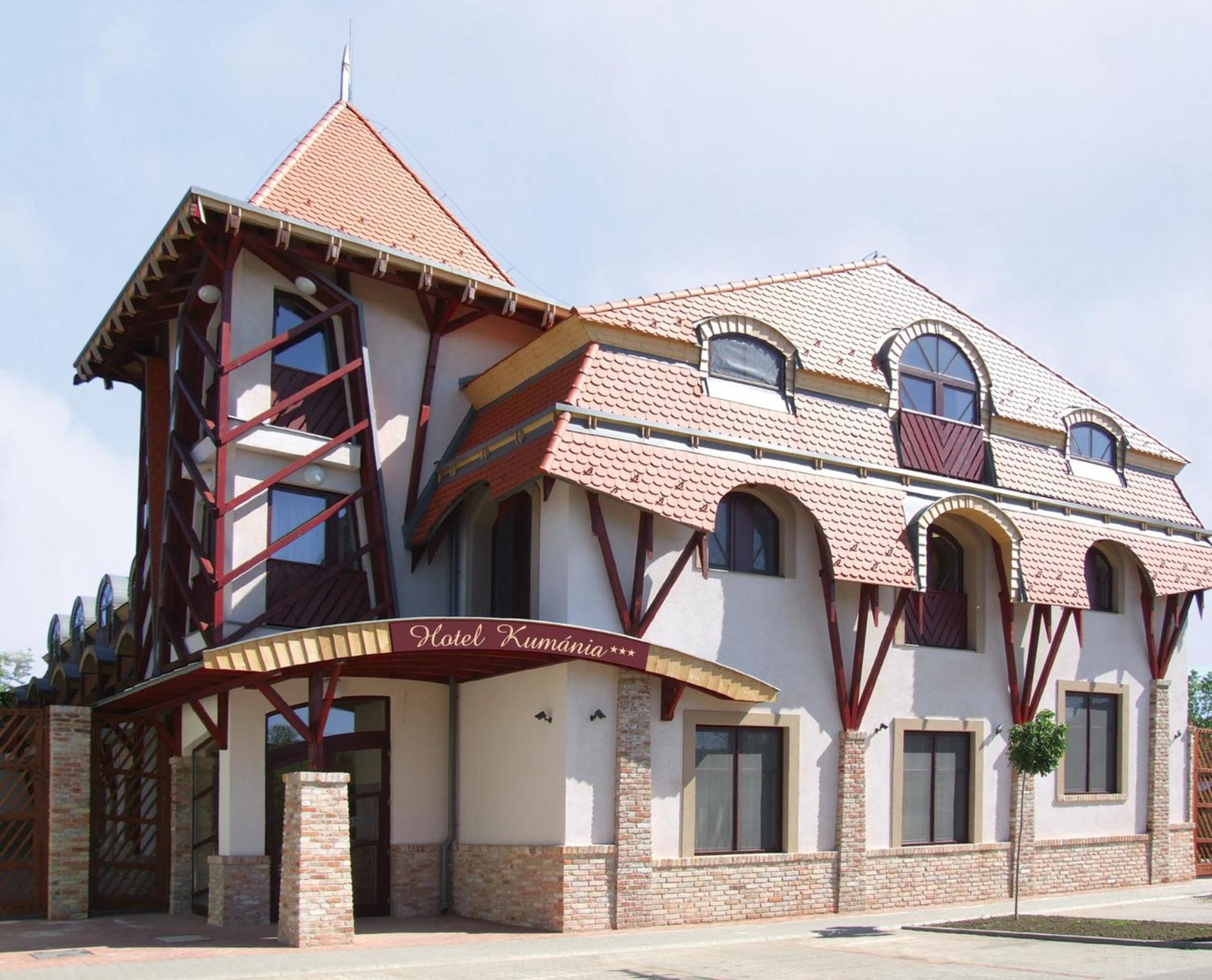 Hotel Kumania Kisujszallas Экстерьер фото